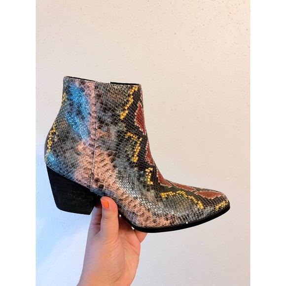 Matisse "Spade" Crocodile Printed Pointed Toe Ankle Boots Coconuts Matisse - Picture 2 of 7